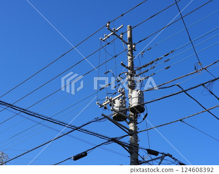 鐵軌繼續延伸。電線和天空。蔚藍的天空讓人覺得很舒服。複製空間。 124608392