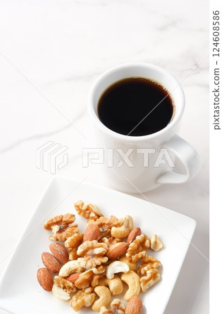 營養豐富的混合堅果和現煮香濃的咖啡 124608586