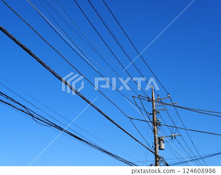 藍天、晴空和電線桿上聳立的塔,複製空間 藍天、晴空和電線桿上聳立的塔,複製空間 124608986
