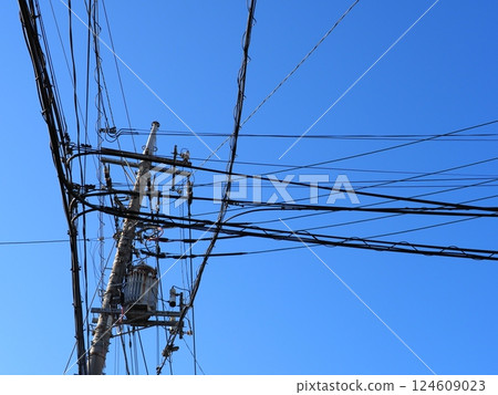 藍天、晴空和電線桿上聳立的塔,複製空間 藍天、晴空和電線桿上聳立的塔,複製空間 124609023