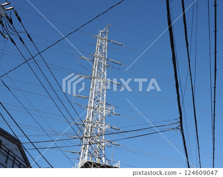 藍天、晴空和電線桿上聳立的塔，複製空間 124609047