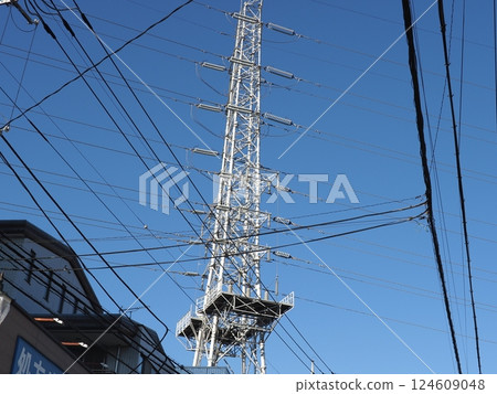 藍天、晴空和電線桿上聳立的塔，複製空間 124609048