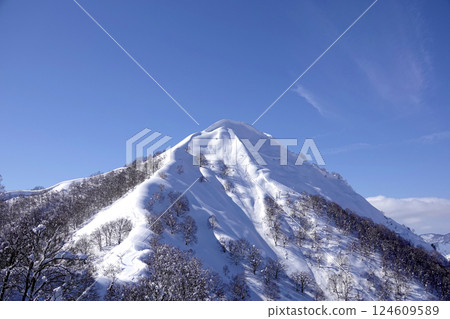 View of the snow-capped peak of Mt. Iijima from the top of the lift at Iwappara Ski Resort 124609589