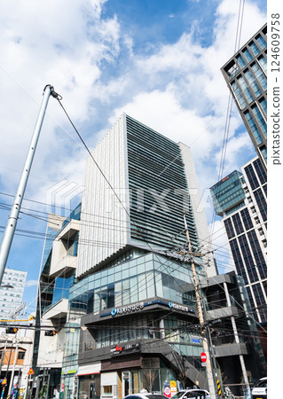 Scenery around Seongsu Station, blue sky in spring, Seoul, Korea 124609758
