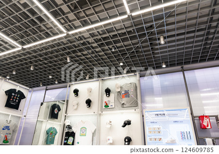 耐吉首爾 T 恤和帽子，韓國首爾明洞街 124609785