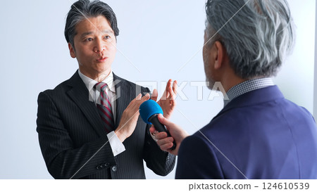 正在接受採訪的男性高階主管商務人士 124610539