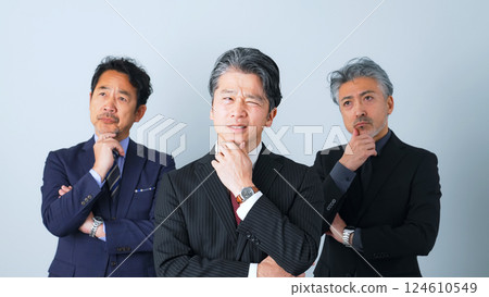 一群陷入困境的中年男性商人 124610549