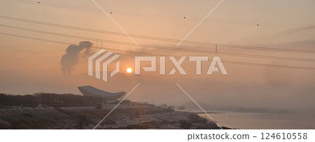 夕陽照亮的雲與情侶 124610558