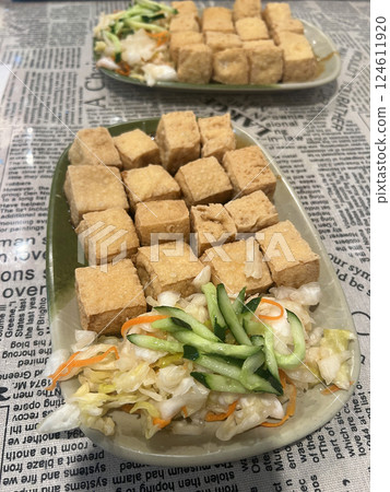 在餐廳裡拍攝一份剛炸好的臭豆腐 在餐廳裡拍攝一份剛炸好的臭豆腐 124611920