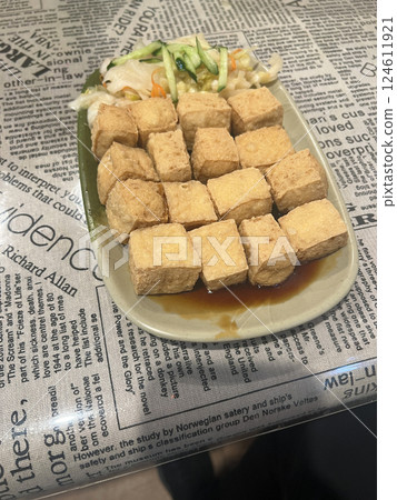 在餐廳裡拍攝一份剛炸好的臭豆腐 124611921