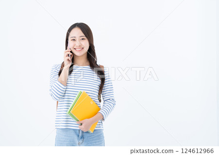 一位年輕的女大學生打電話 一位年輕的女大學生打電話 124612966