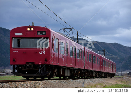 運行於播但線上的四列103系列3500系列本地列車 124613286