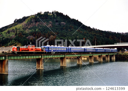 2007: DD511183 pulling a 12-series special train on the Kisei Main Line 124613399