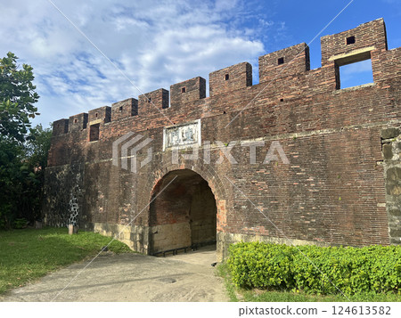 Photographing the ancient East Gate of the city wall in Hengchun 124613582