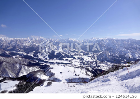 從岩原滑雪場山頂遠眺湯澤町和谷川山脈 124614156