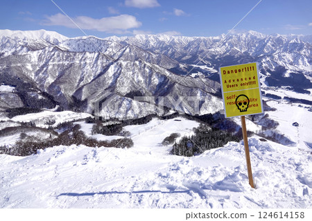 岩原滑雪場山頂、湯澤町和遠處的谷川山脈上豎立著個人責任的警告標誌。 124614158