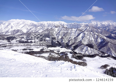 天氣晴朗時從滑雪勝地頂部欣賞美景 天氣晴朗時從滑雪勝地頂部欣賞美景 124614159