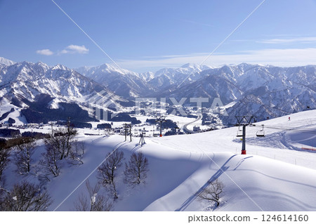 From near the summit of the ski resort, you can see the ski lifts, the townscape, and the Tanigawa mountain range in the distance. 124614160