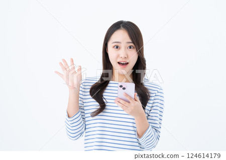 使用智能手機的一個少婦 124614179