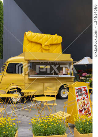 [Vertical photo] COACHPLAY@CAT STREET in Harajuku 124614566