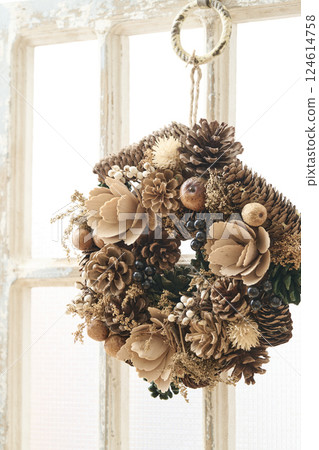 窗邊裝飾的聖誕花圈 - 聖誕形象 窗邊裝飾的聖誕花圈 - 聖誕形象 124614758