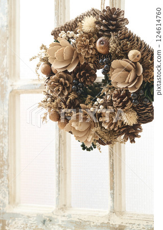 窗邊裝飾的聖誕花圈 - 聖誕形象 124614760