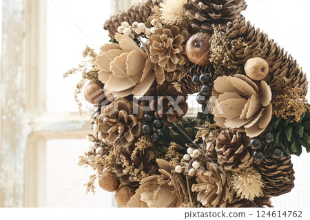 窗邊裝飾的聖誕花圈 - 聖誕形象 窗邊裝飾的聖誕花圈 - 聖誕形象 124614762