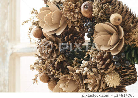 窗邊裝飾的聖誕花圈 - 聖誕形象 窗邊裝飾的聖誕花圈 - 聖誕形象 124614763