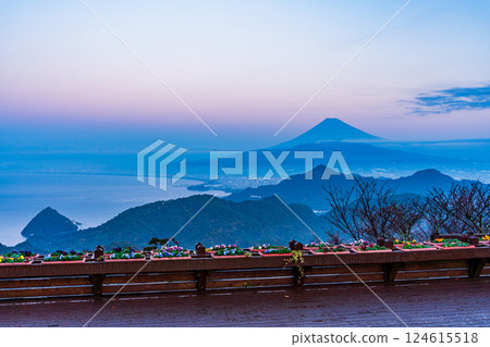 [Shizuoka Prefecture] Mt. Fuji seen from the summit of Mt. Katsuragi, autumn, dawn 124615518