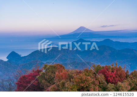 [Shizuoka Prefecture] Mt. Fuji seen from the summit of Mt. Katsuragi, autumn, dawn 124615520