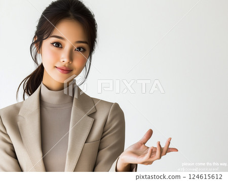 一位女商人擺姿勢引導 124615612