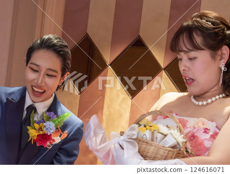 新娘和新郎送禮物 124616071