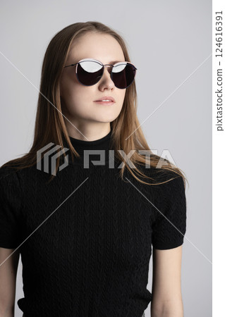 Brunette beautiful woman close-up portrait with sunglasses 124616391