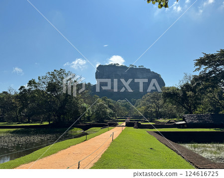 錫吉里耶岩石和前景中的廢墟，世界遺產，斯里蘭卡 124616725