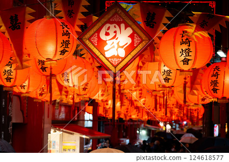 長崎中華街被雨水浸濕的燈籠 124618577