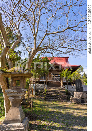Worshiping nature in the spring scenery - Scenery of the grounds of Hinomikosha Shrine, Ueno, Takachiho-cho, Nishiusuki-gun, Miyazaki Prefecture 124618602