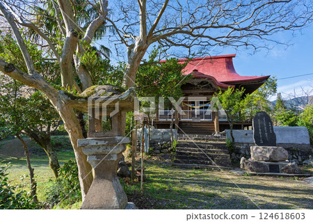 Worshiping nature in the spring scenery - Scenery of the grounds of Hinomikosha Shrine, Ueno, Takachiho-cho, Nishiusuki-gun, Miyazaki Prefecture Worshiping nature in the spring scenery - Scenery of the grounds of Hinomikosha Shrine, Ueno, Takachiho-cho, Nishiusuki-gun, Miyazaki Prefecture 124618603