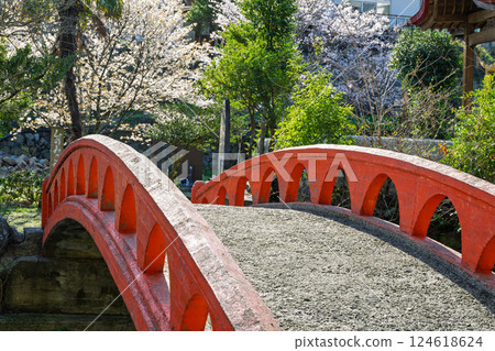 Worshiping nature in the spring scenery, Hinomikosha Shrine and surrounding area, Ueno, Takachiho-cho, Nishiusuki-gun, Miyazaki Prefecture Worshiping nature in the spring scenery, Hinomikosha Shrine and surrounding area, Ueno, Takachiho-cho, Nishiusuki-gun, Miyazaki Prefecture 124618624