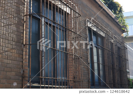 窗戶上裝有防盜欄的建築物 窗戶上裝有防盜欄的建築物 124618642