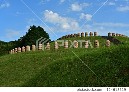 藍天綠樹環繞的美麗古墓 124618819