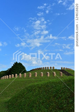 藍天綠樹環繞的美麗古墓 124618820