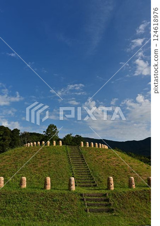 藍天綠樹環繞的美麗古墓 藍天綠樹環繞的美麗古墓 124618976