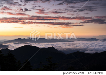 從山梨縣山梨市國志岳看到的日出 124618991