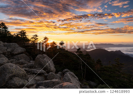 從山梨縣山梨市國志岳看到的日出 從山梨縣山梨市國志岳看到的日出 124618993