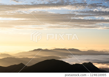 從山梨縣山梨市國志岳看到的日出 從山梨縣山梨市國志岳看到的日出 124618995