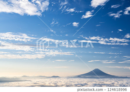 清晨，從山梨縣山梨市的國子山望去的富士山 124618996