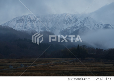 鳥取縣的春天，大山南面仍殘留著積雪 124619163