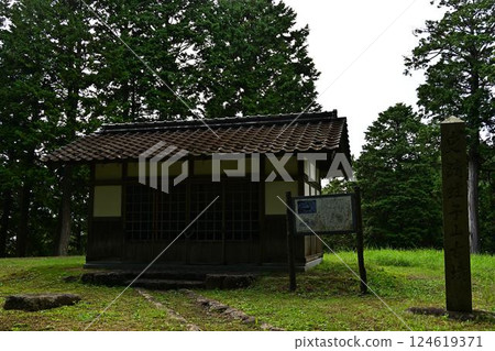 Beautiful ancient tomb surrounded by fresh greenery 124619371