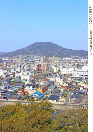 從香川縣丸龜市丸龜城眺望丸龜市 從香川縣丸龜市丸龜城眺望丸龜市 124619574