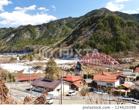 大O河上的紅色橋樑 124620399